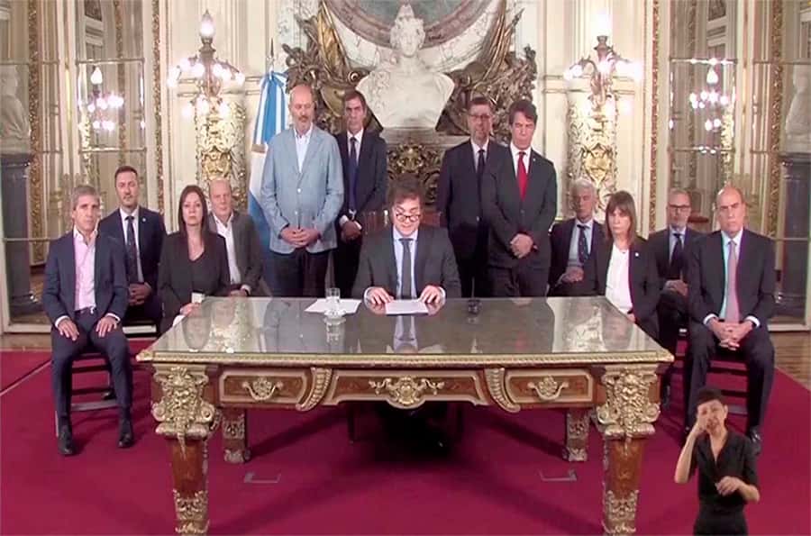 Javier Milei anuncia los recortes presupuestarios en Argentina rodeado de sus ministros, el pasado 20 de diciembre.