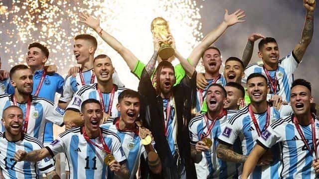 El astro Messi levanta la Copa del Mundo en su quinto y ¿último? Mundial.
