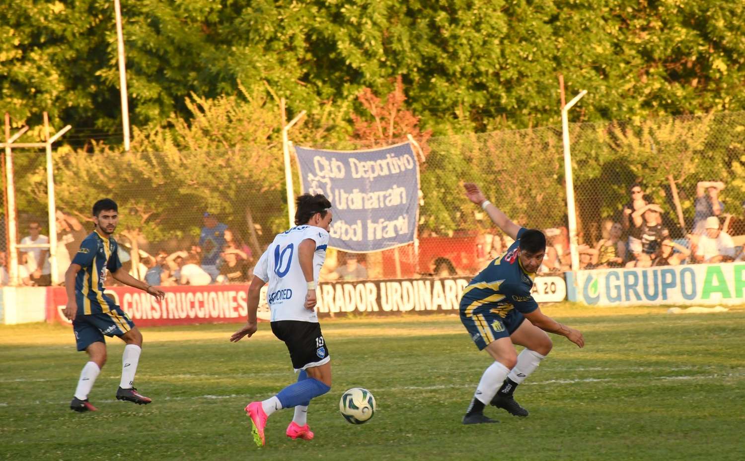 El “Bocha” Carrizo, gol y asistencia, incontenible para el fondo de Juventud (Foto: Claudia Carrucio  - Cristal Urdi).