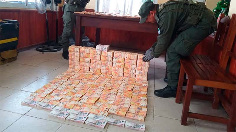 Gendarmería detectó que llevaban 100 millones de pesos envueltos en bolsas de consorcio