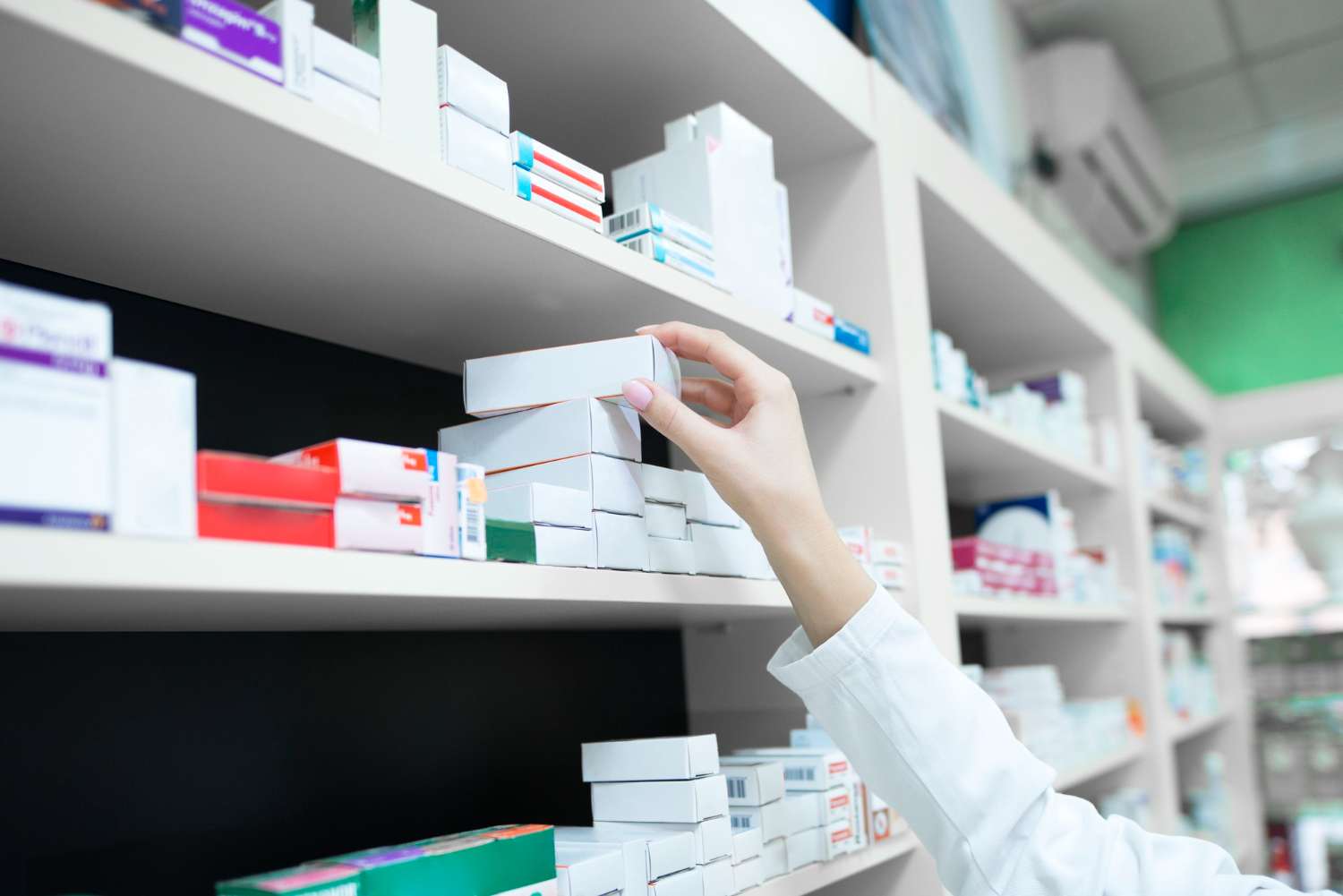 Las farmacias suspenderán la atención en reclamo al DNU de Javier Milei