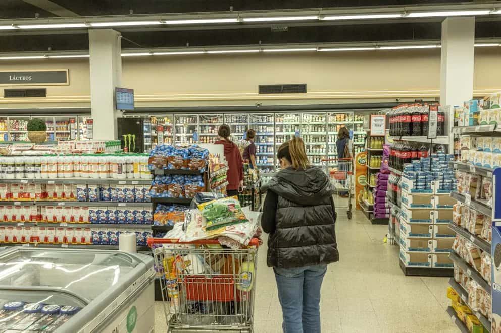 “Precios diferenciados”: cómo es el acuerdo del Gobierno con supermercados para 20 productos de la canasta básica