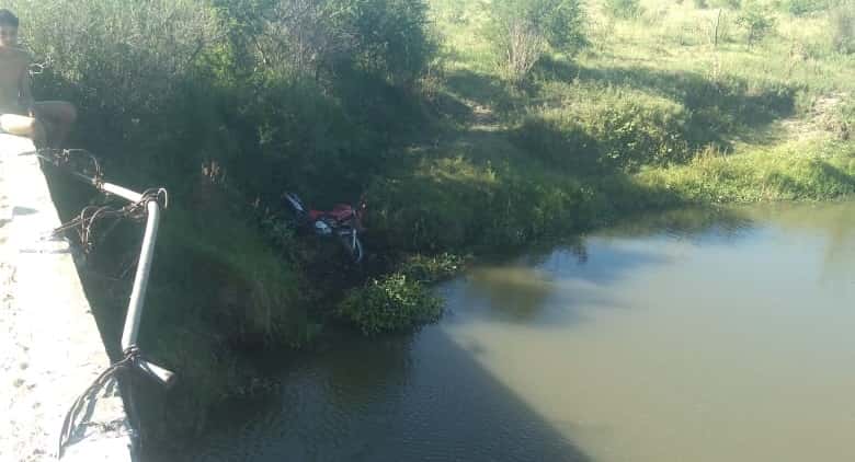 Un motociclista cayó desde un puente y fue hospitalizado