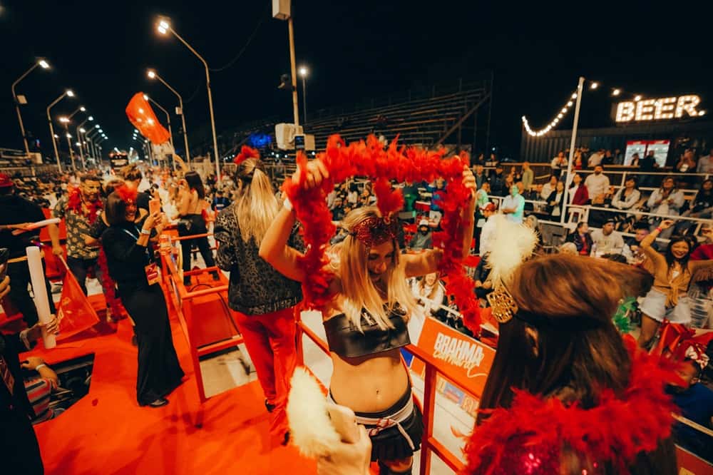 El camarote de Brahma se llenó de color y ritmo en el Carnaval del País