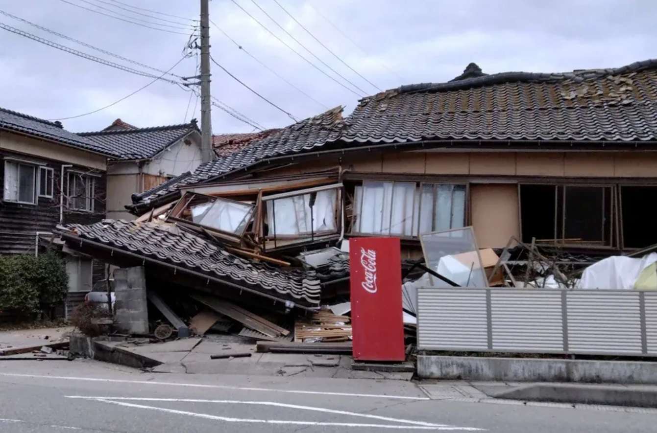 Un sismo de 7,6 grados en Japón generó un tsunami, cortes de energía e importantes derrumbes de viviendas