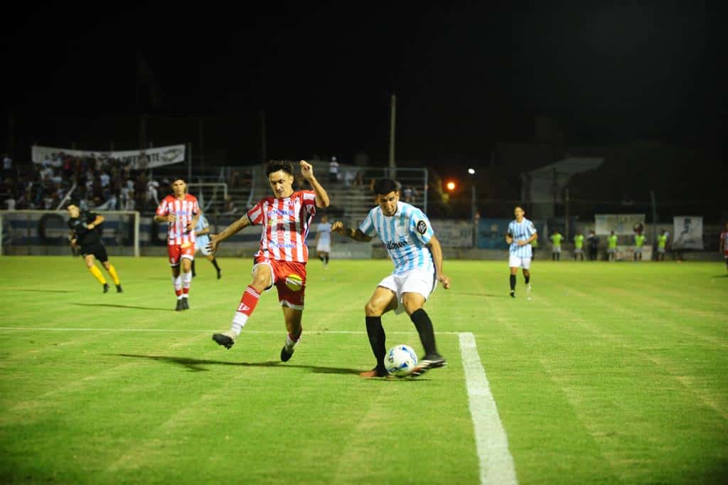 Leandro Larrea convirtió el gol del Decano en la ida (foto: Mauricio Ríos).