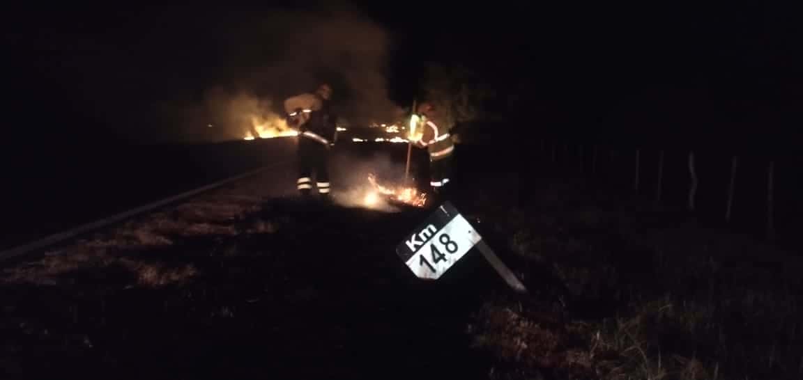 Un camión con garrafas se incendió en ruta 12 y el fuego se propagó por la banquina