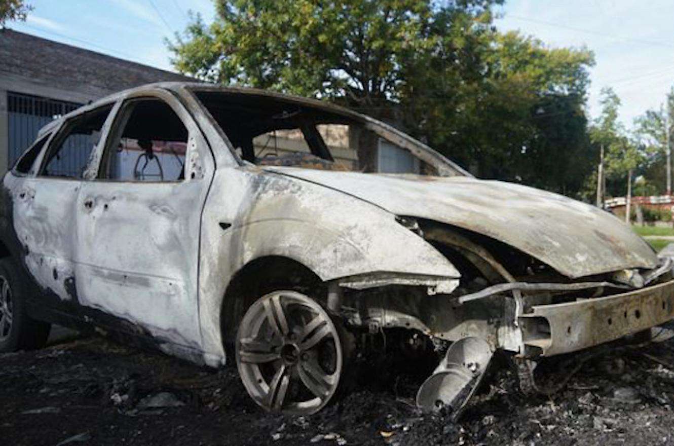 Violencia en Rosario: incendiaron 13 vehículos y dejaron notas con amenazas