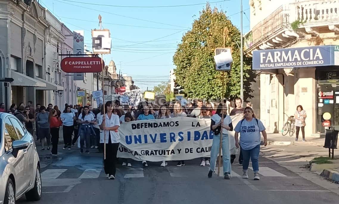 AHORA: En Gualeguaychú avanza la marcha en defensa de la Universidad pública y de calidad