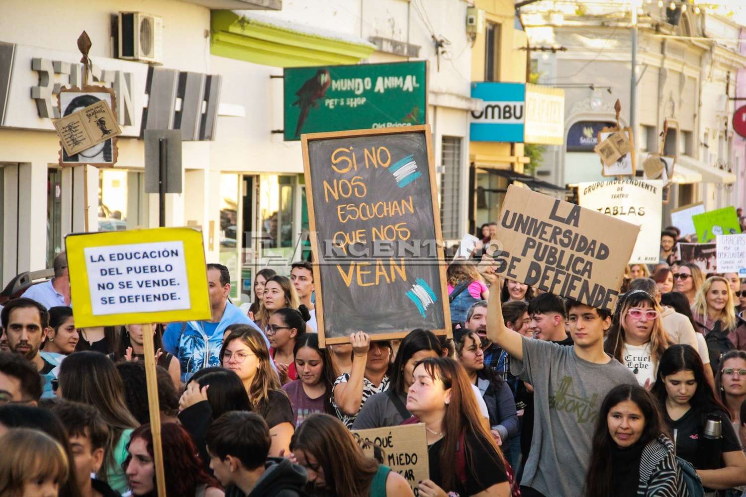 Crónica de una protesta diferente: Estudiantes y trabajadores, juntos por la educación pública