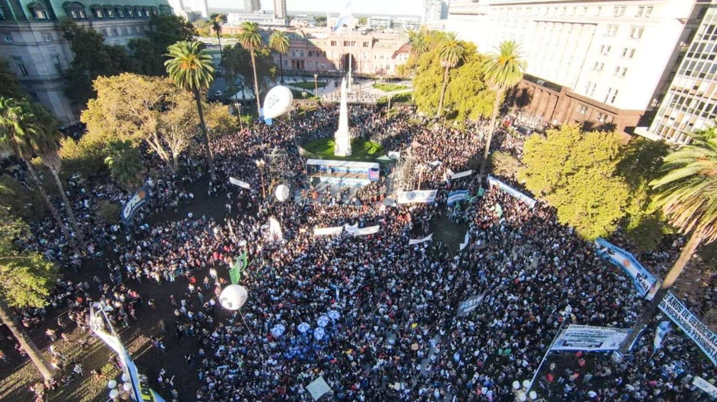 Universidad pública: Una multitud colmó la Plaza de Mayo y criticó el recorte presupuestario
