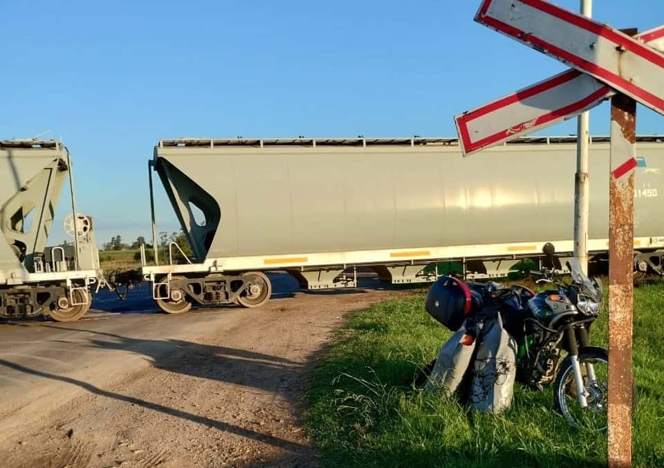 Una pareja en moto chocó contra un tren de carga en Gualeguaychú