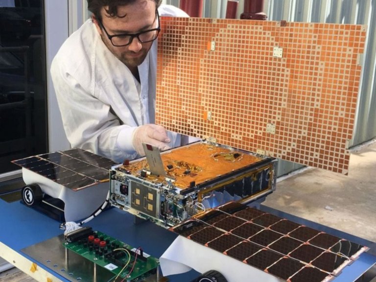 La UNLP construirá un satélite, una demostración del trabajo universitario