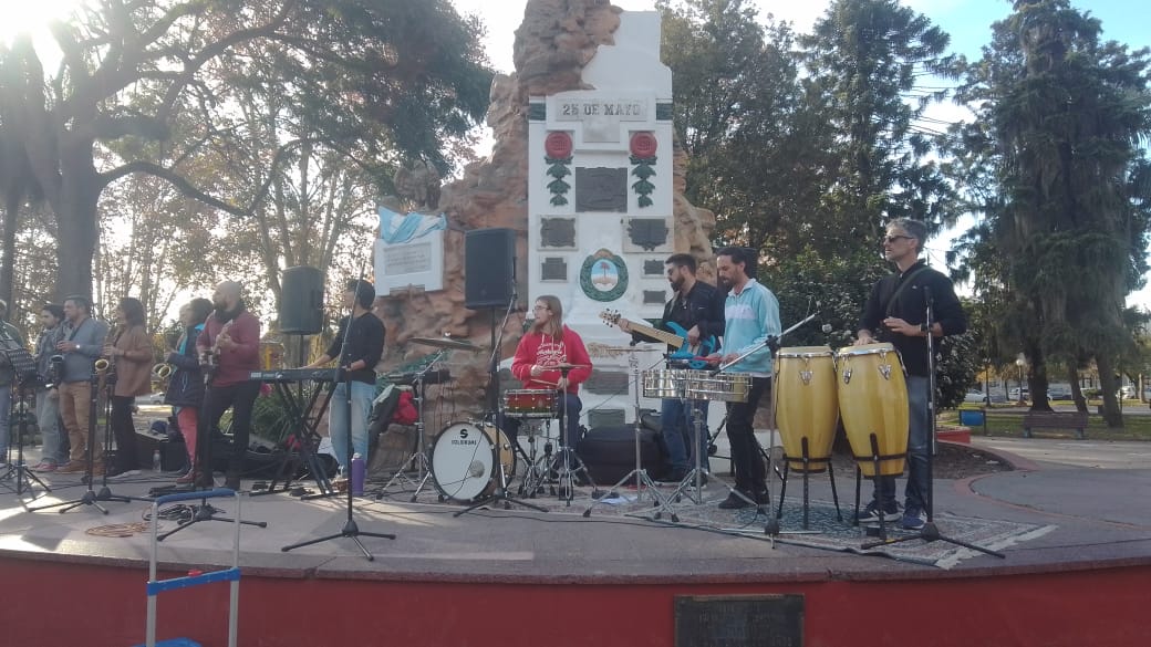 La banda Vientos de Gualeguaychú  rindió homenaje al Día de la Bandera  en la Plaza San Martín