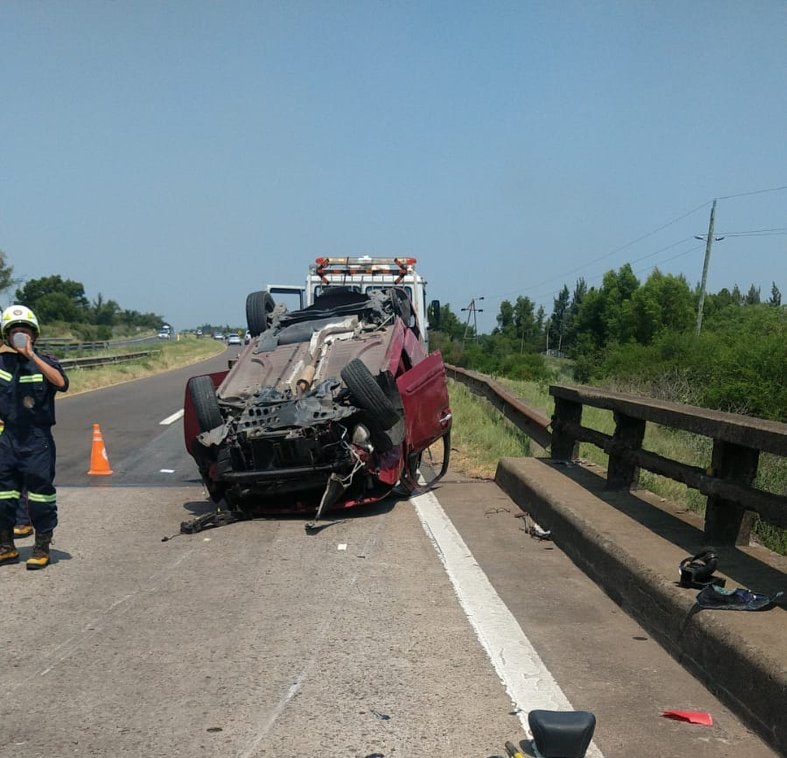 Tres Lesionados Al Volcar Un Auto En La Autov A Rn Diario El