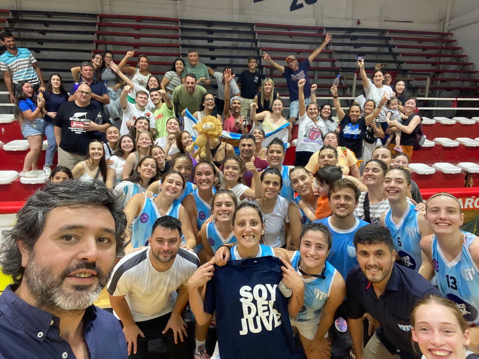 Villagra toma una selfie con todo el plantel y allegados tras vencer a Central de visitante y sacar pasaje a la Liga Federal.